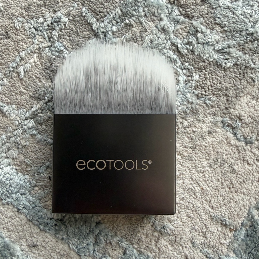 ecotools Black Handle Compact Flat Kabuki Brush with Light Gray Bristles